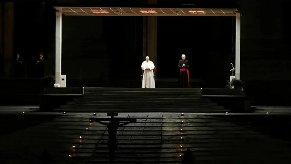Papa Francisco realiza Viacrucis sin feligreses en la Plaza de San Pedro