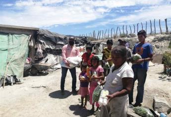 Llevan apoyos a familias marginadas de La Carrera, Chinobampo