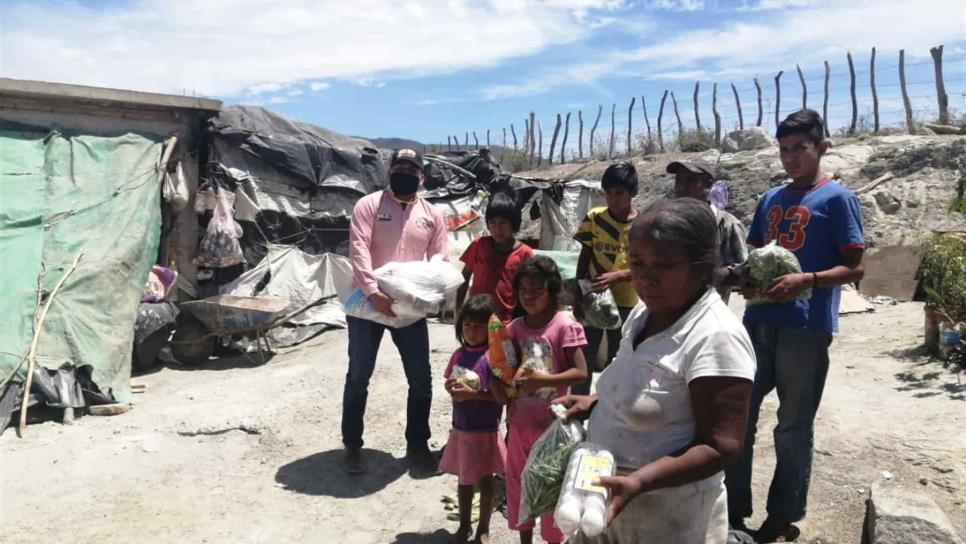 Llevan apoyos a familias marginadas de La Carrera, Chinobampo