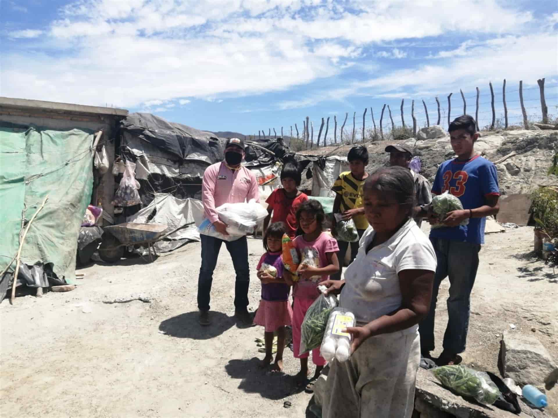Llevan apoyos a familias marginadas de La Carrera, Chinobampo
