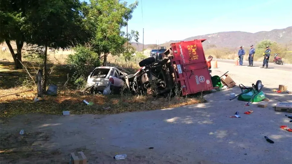 Muere joven mujer fortense tras chocar en Choix