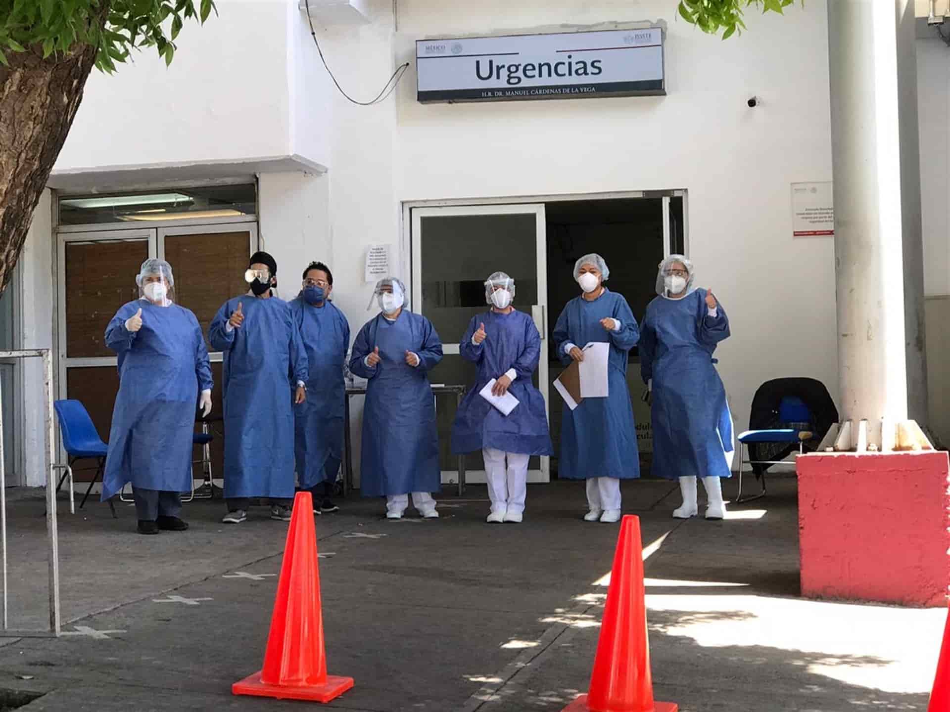 Personal médico del ISSSTE salió a despedir al paciente. FOTO: Manuel Aceves.