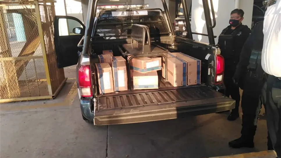Dorados de Sinaloa entrega botellas de suero a policías