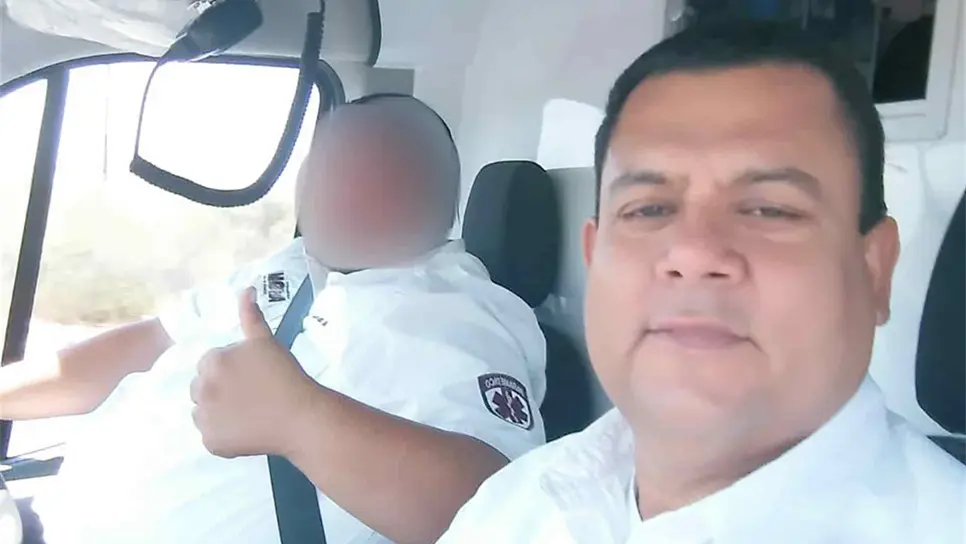 Alberto Berrelleza con uno de sus compañeros en servicio.