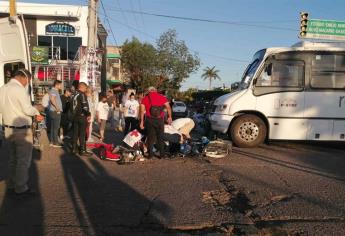 Desigual choque deja dos motociclistas lesionados en Los Mochis