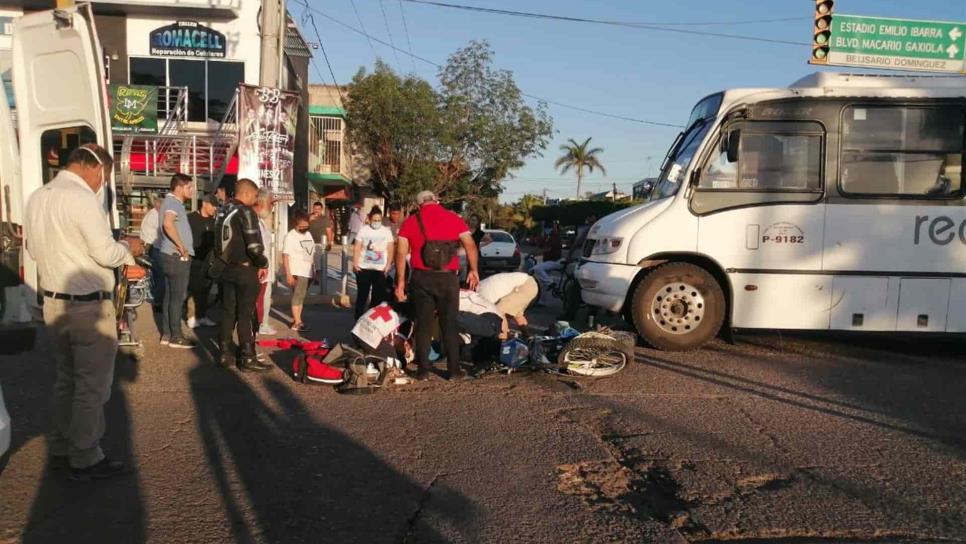 Desigual choque deja dos motociclistas lesionados en Los Mochis