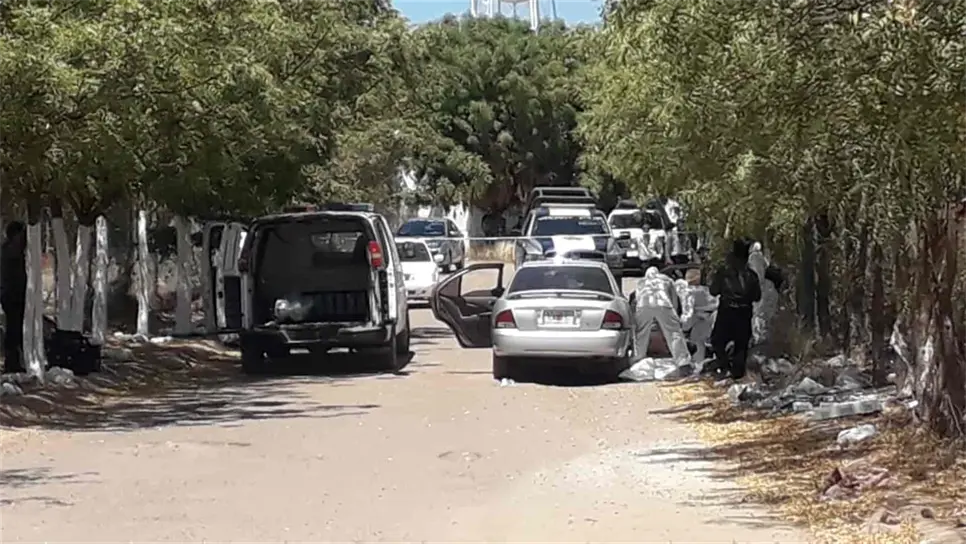 Encuentran dos cadáveres al interior de vehículo al norte de Culiacán