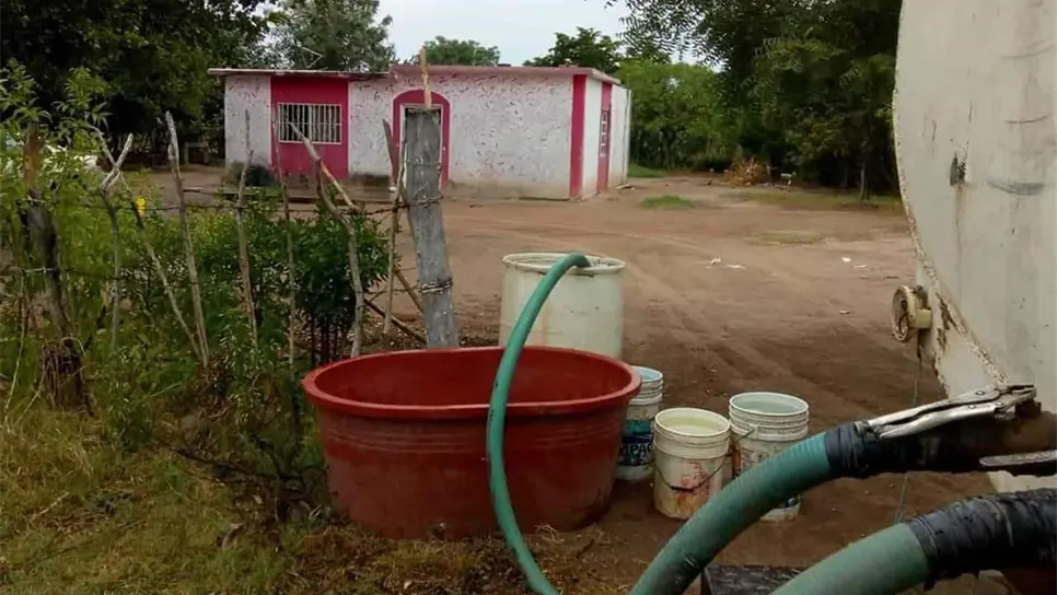 Suministran agua en pipas a seis comunidades de El Fuerte