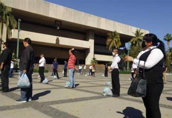 Se manifiestan meseros en Palacio de Gobierno