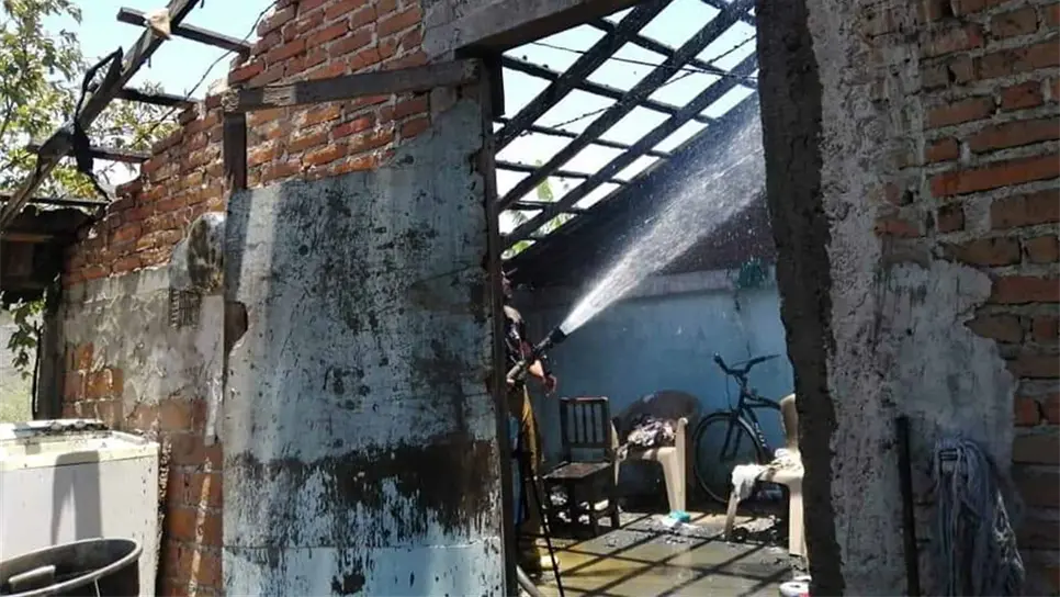 Reportan a persona intoxicada tras incendio en Villa Unión