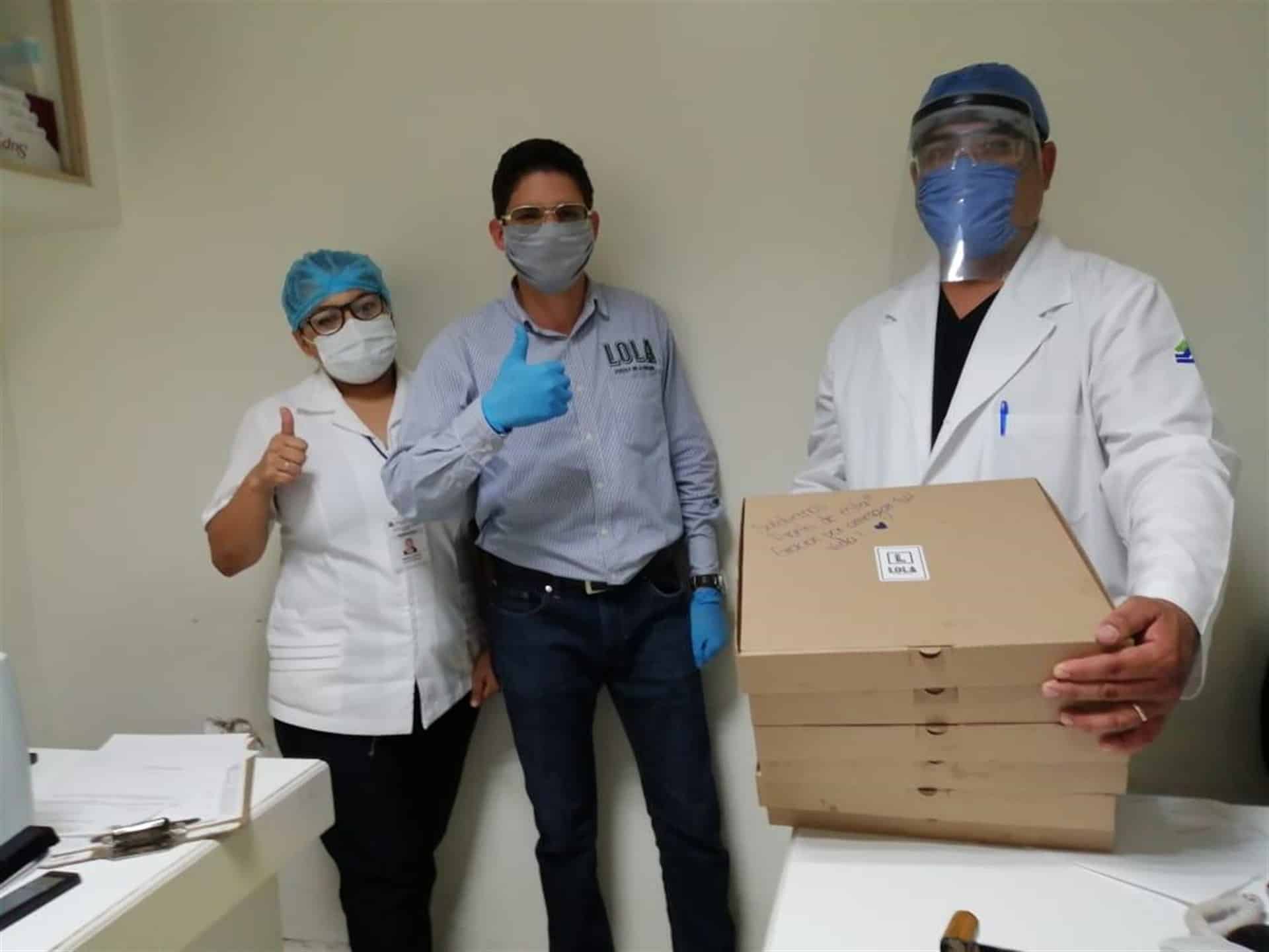 Restaurante de Los Mochis lleva pizzas a enfermeros del Hospital General