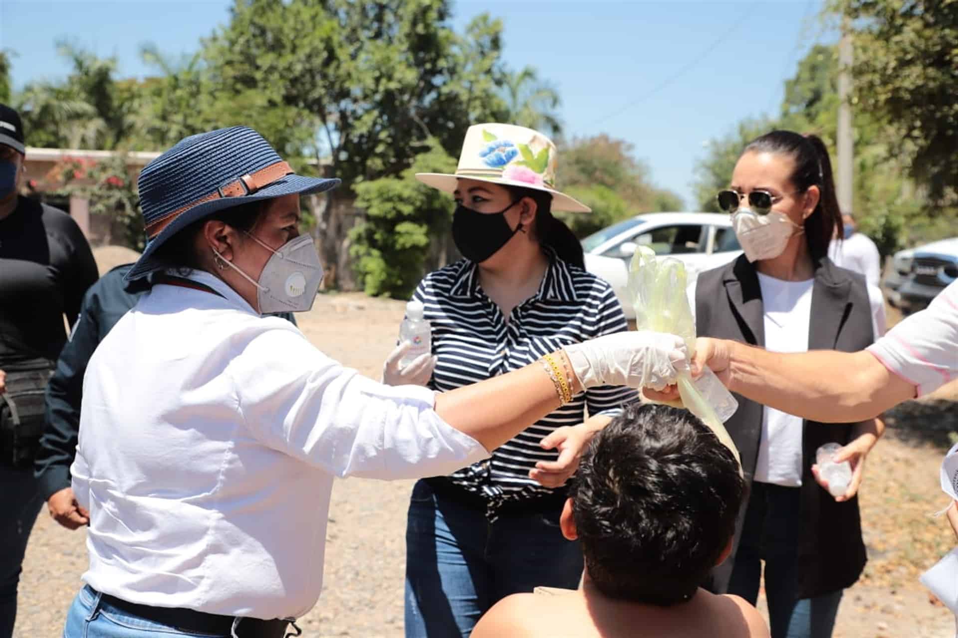 Llevan salud y alegría a los niños en la zona rural de Guasave