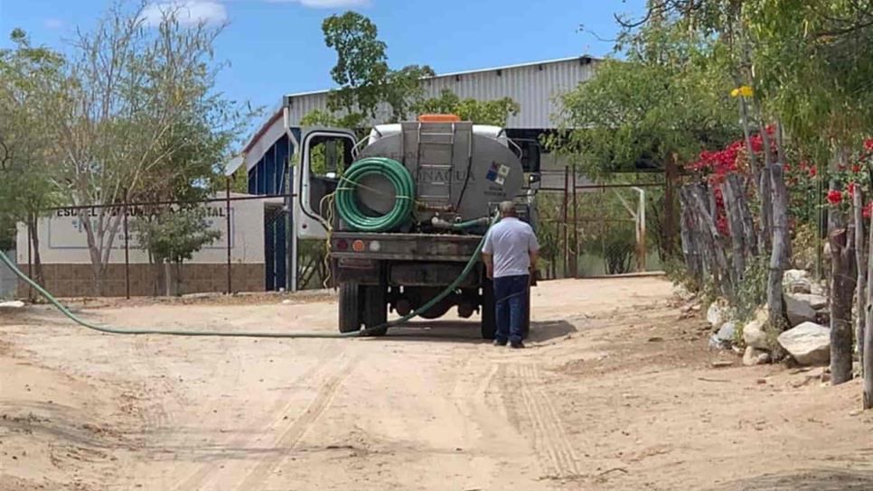 Combaten sequía en Choix con pipas y pozos