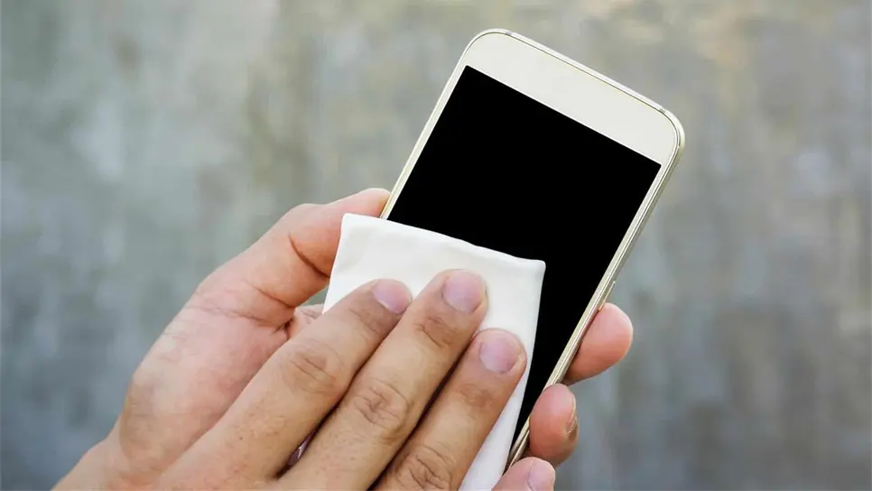 Piden desinfectar celulares para reducir riesgo de contraer Covid-19