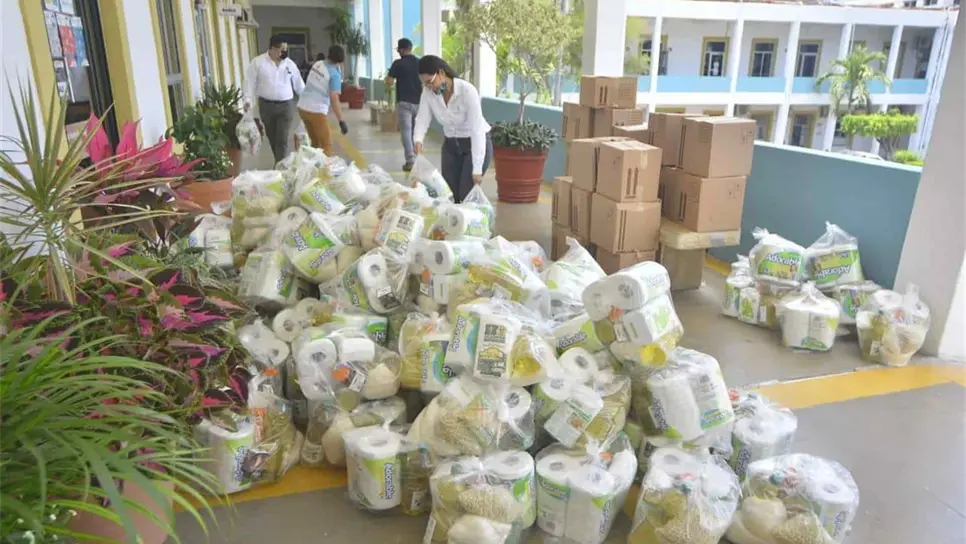 En medio de la crisis por Covid-19, constructores donan despensas