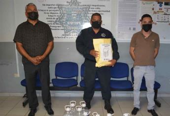 UAS regala gel antibacterial y caretas protectoras a Policía de Ahome