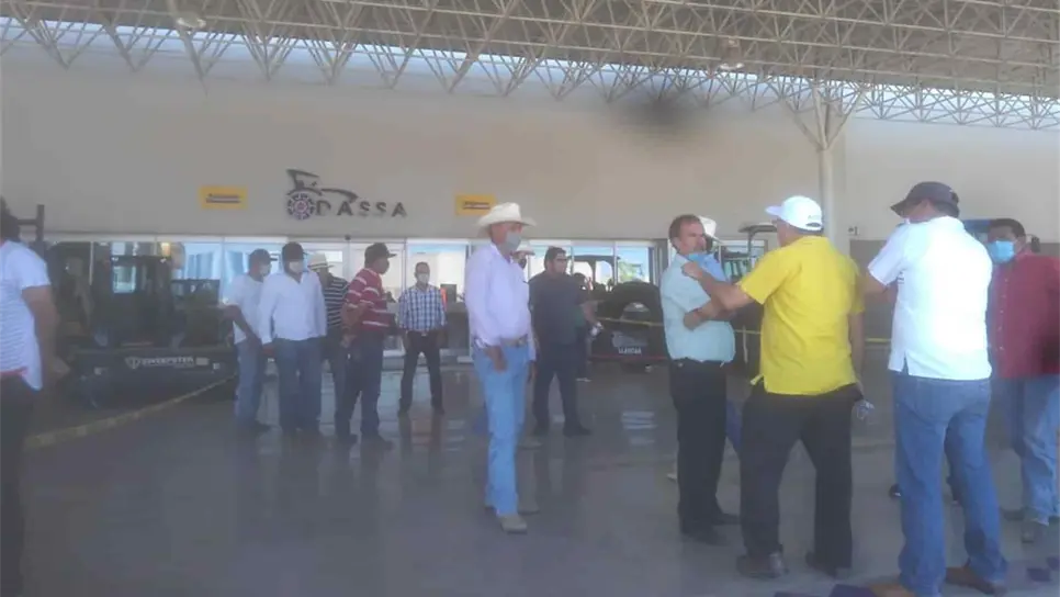 Ganaderos se manifiestan contra empresa, piden implementos
