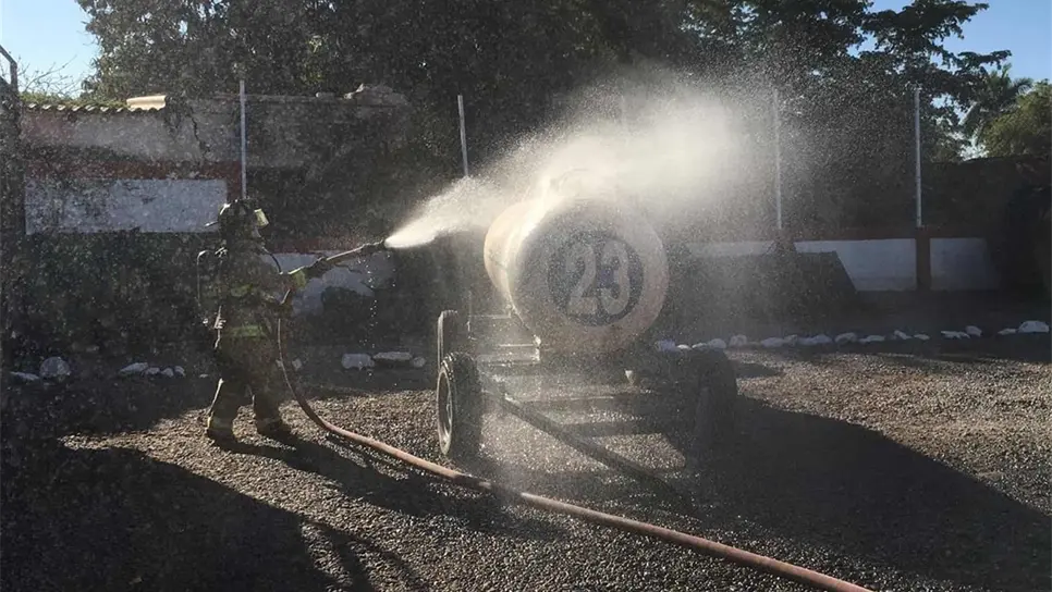 Personal de Bomberos atiende el llamado. FOTO: Cortesía.