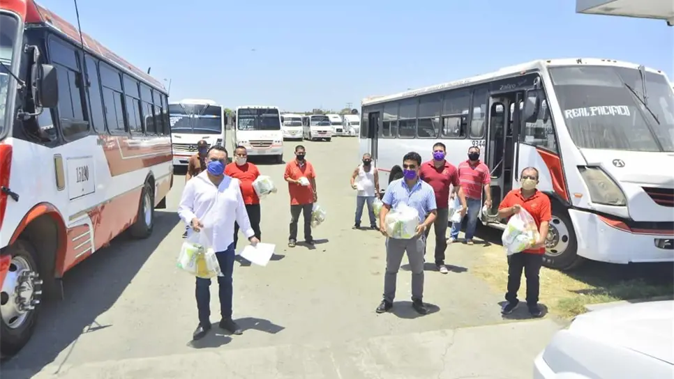 Reciben choferes de Águilas del Pacífico 180 despensas
