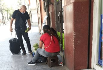 Por bajas ventas, trabajadores informales intercambian mercancía por despensa