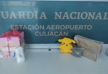 Aseguran Pikachu de peluche relleno de droga en aeropuerto de Culiacán