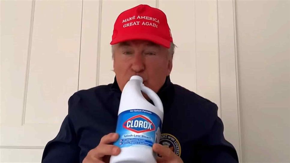 Alec Baldwin imita a Donald Trump y bebe desinfectante