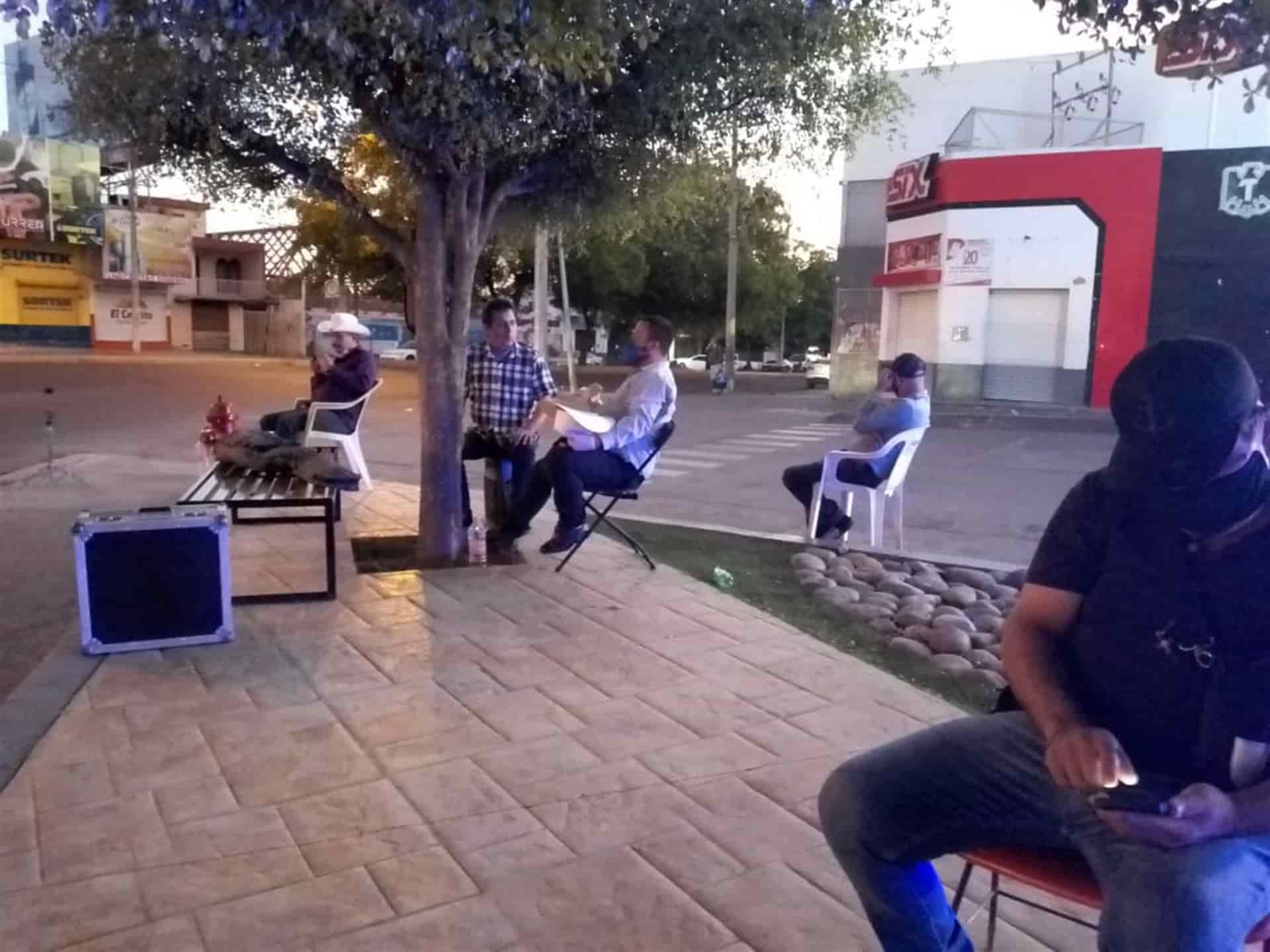 Músicos llevan serenata con sana distancia por el Día de las Madres