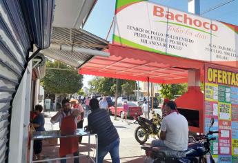 Clausuran pollería por tener fila con más de 100 clientes en Los Mochis