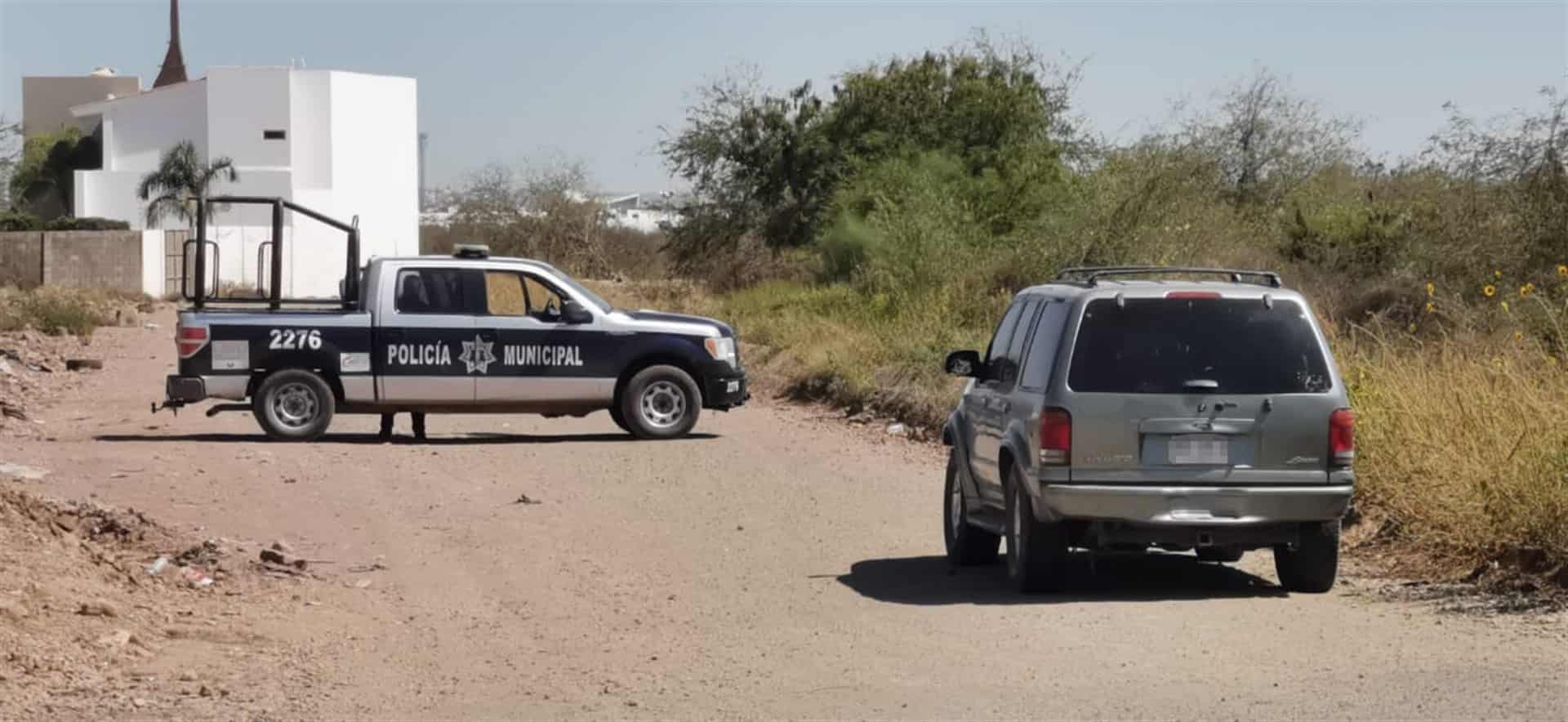 Hallan dos cadáveres al interior de camioneta en Culiacán