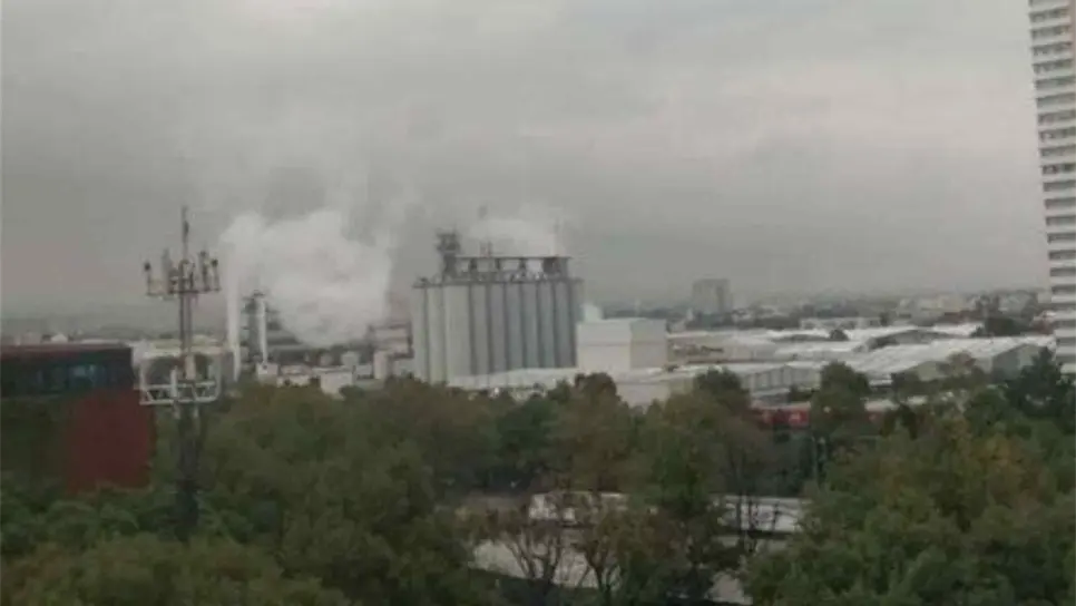 El humo captado en fotografías en redes sociales fue producto de labores para evitar daños en el complejo. FOTO: Internet