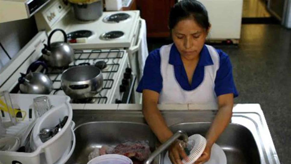 Desde hoy, trabajadoras del hogar podrán solicitar crédito en el IMSS