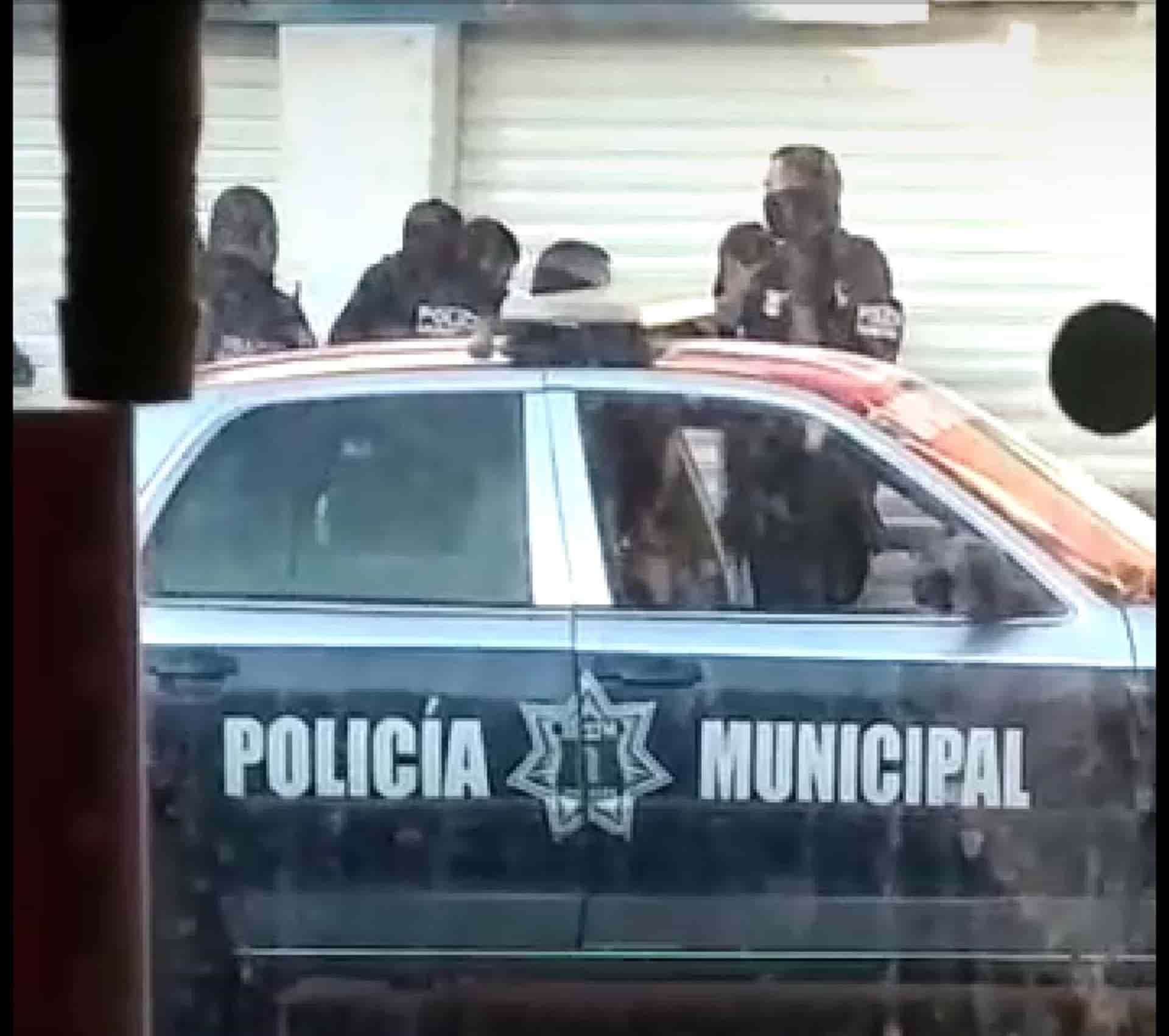 Por error, policías retienen a jóvenes que realizaban trabajos de herrería