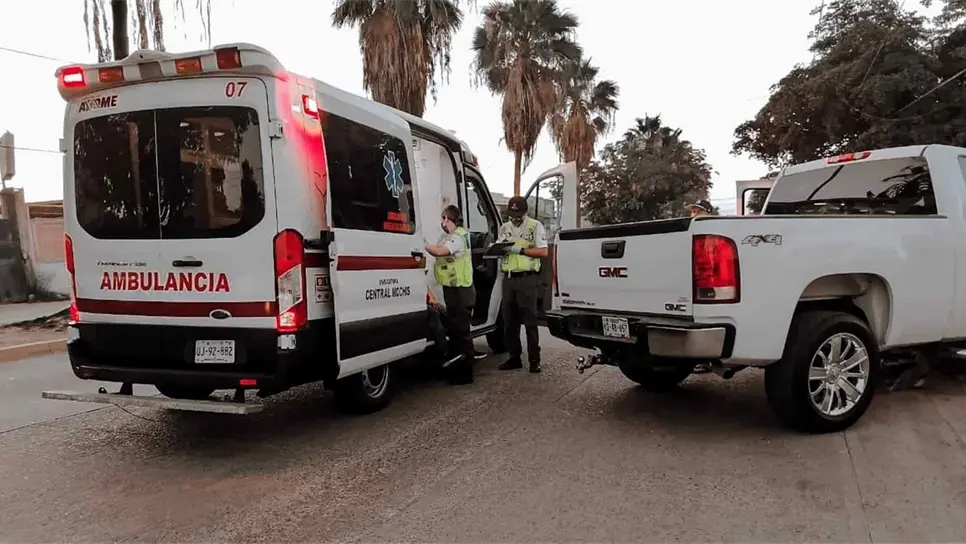 Joven lesionado tras chocar contra poste al oriente de Los Mochis