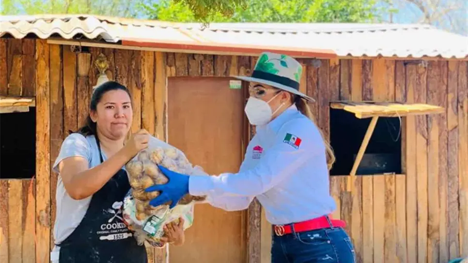 Nubia Ramos entrega apoyos en comunidades de El Fuerte