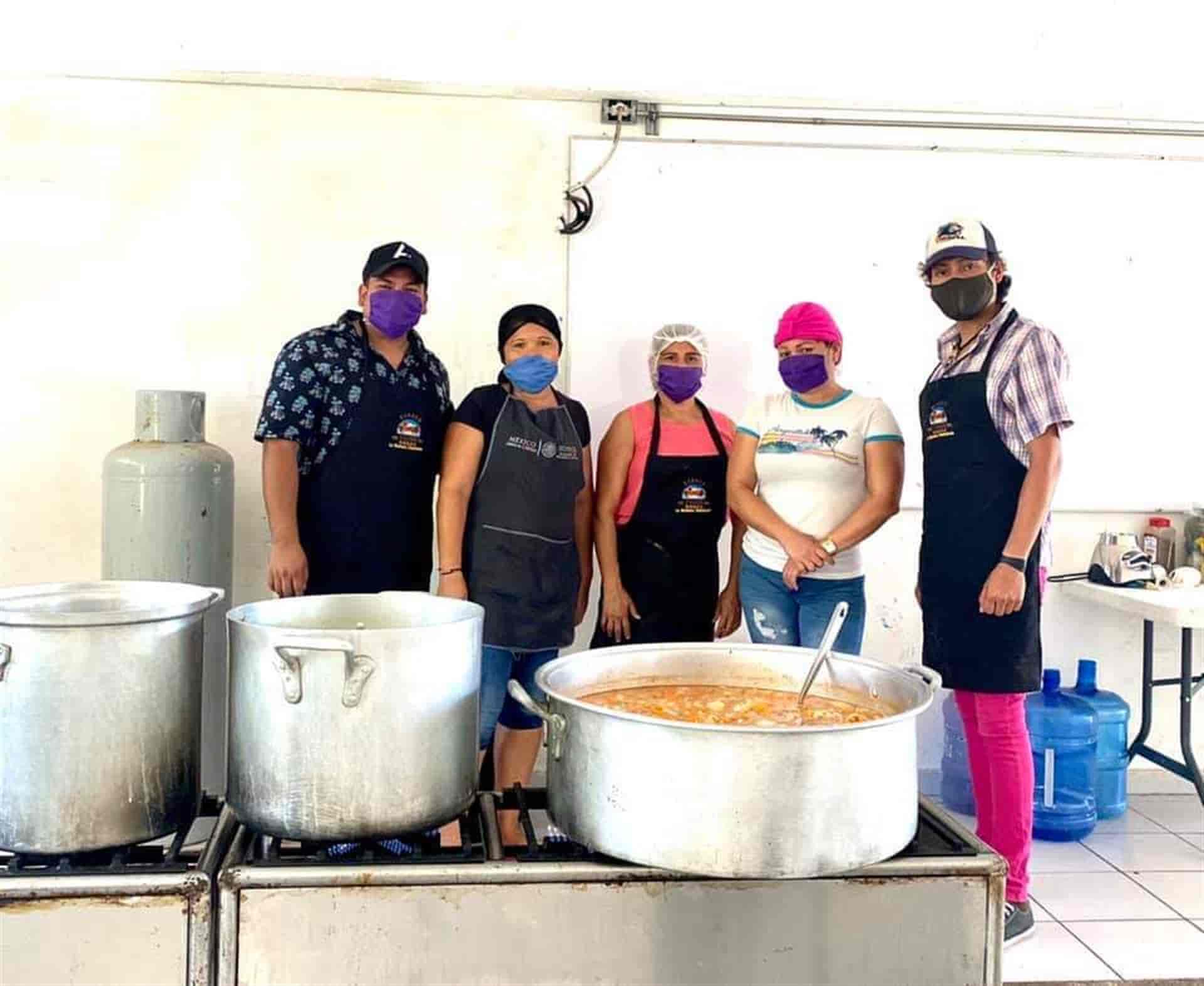 Cocinan kilos de comida y la donan en la Isla de la Piedra