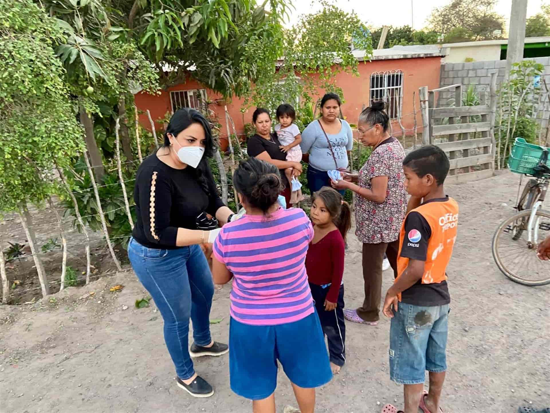 Distribuye personal de la ENEF despensas a familias rezagadas de El Fuerte