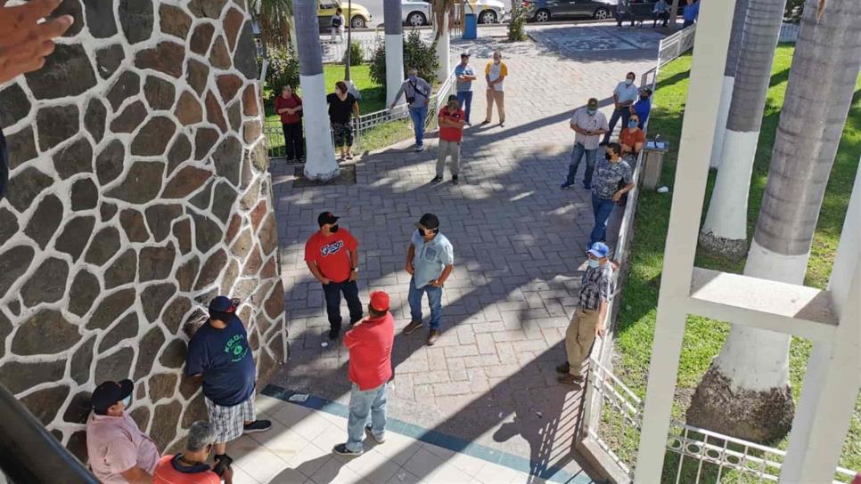 Protestan tiangueros en Ayuntamiento de Ahome; ¡ya queremos trabajar!, dicen