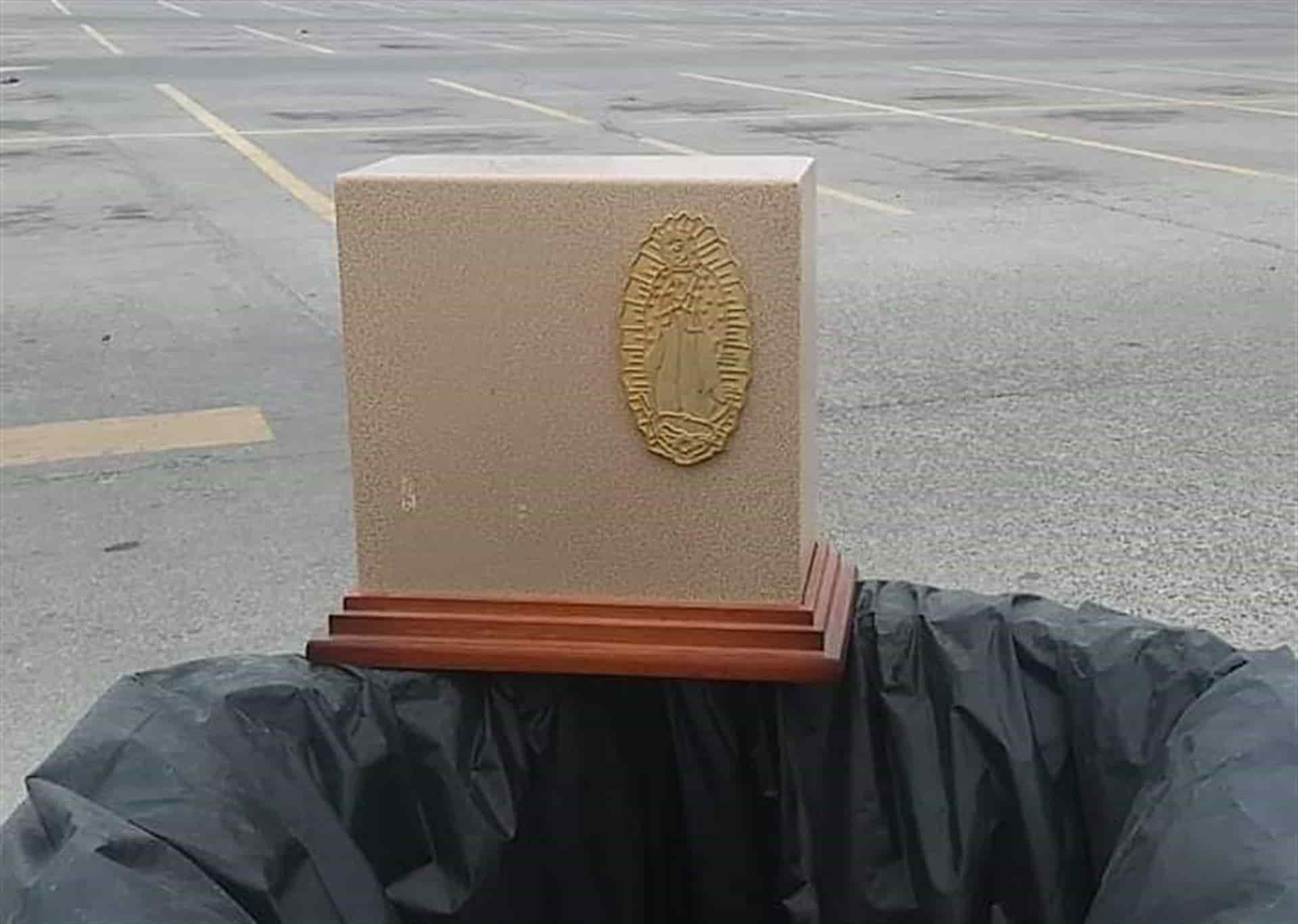 Tiran urna para cenizas en contenedor de basura en Mazatlán