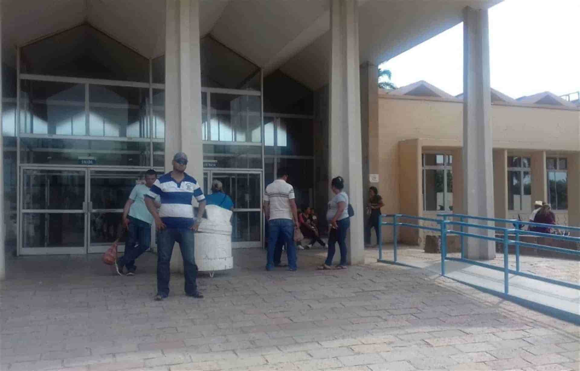 Lesionan a hombre con arma blanca afuera del IMSS en Los Mochis
