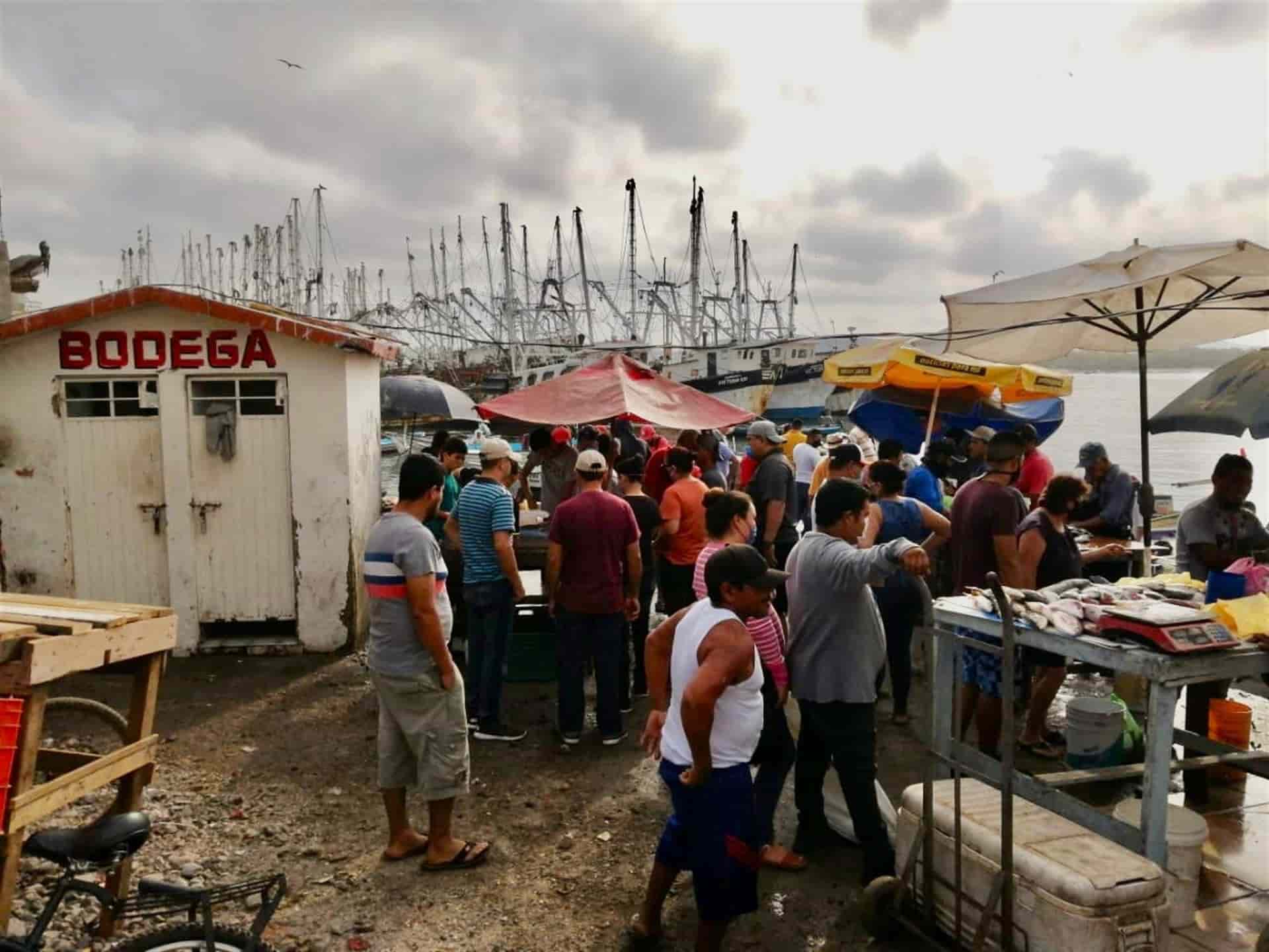 Regularmente muchas personas acuden a la compra de productos del mar a este punto. FOTO: Luz Noticias | Archivo.