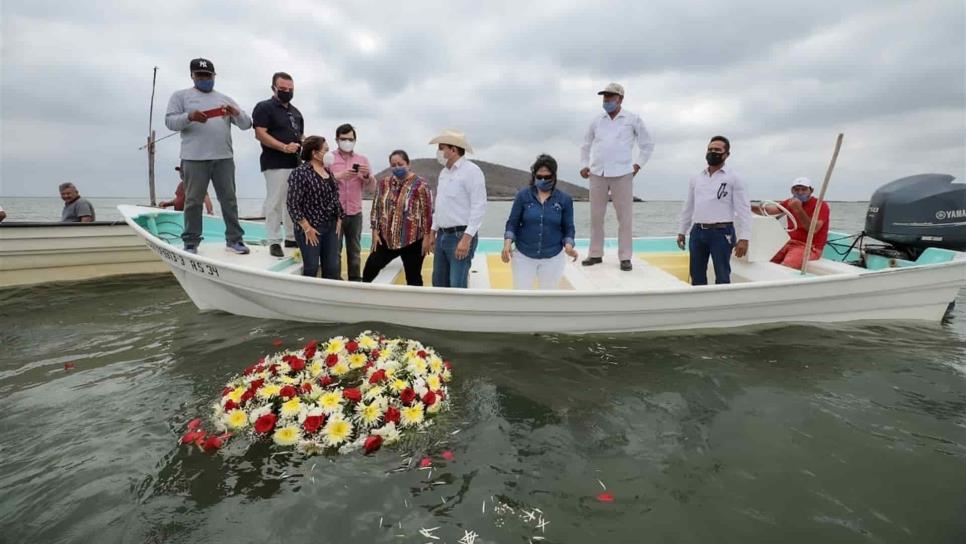 Alcaldesa de Guasave coloca ofrenda floral en Navachiste por Día de la Marina