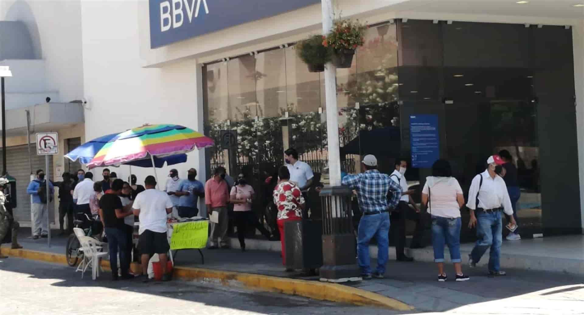 Algunas instituciones bancarias se han visto saturadas de personas. FOTO: Ana Lidia Avilés.
