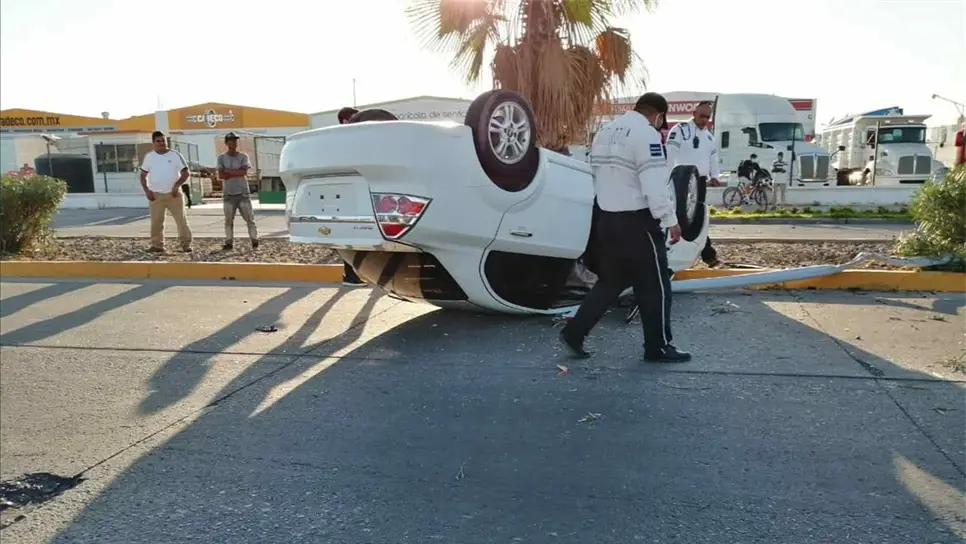 Dos lesionados tras volcar al norte de Los Mochis