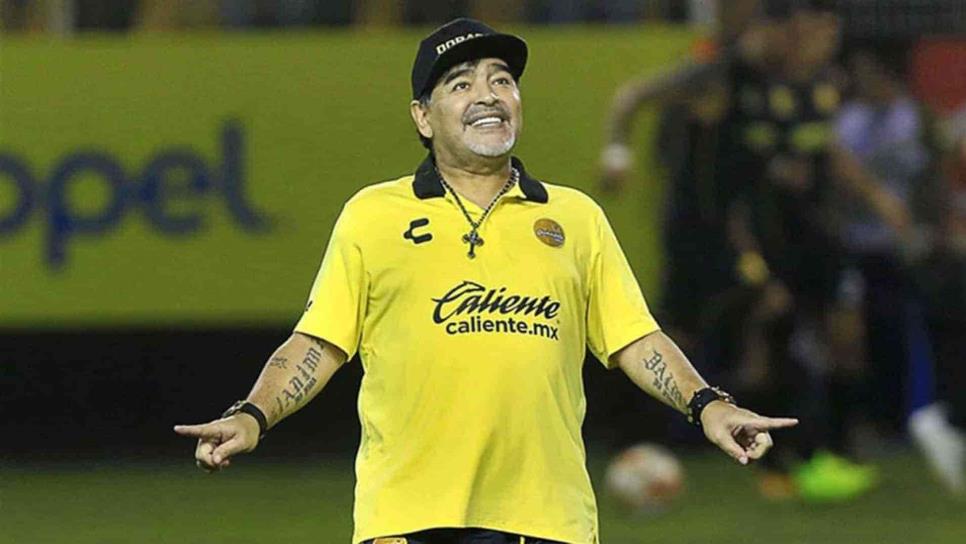 Diego Armando Maradona renueva con Gimnasia y Esgrima