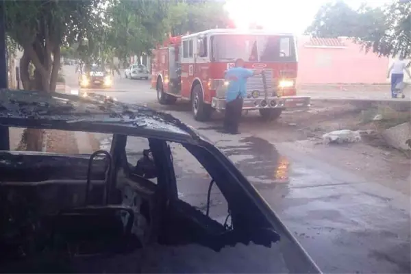 Se incendia vehículo en el Nuevo Horizonte Se incendia vehículo en el Nuevo Horizonte