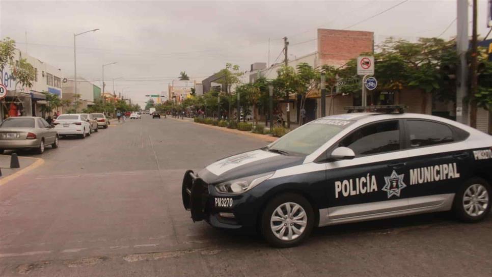 Comerciantes se niegan a cerrar negocios y autoridades bloquean el centro