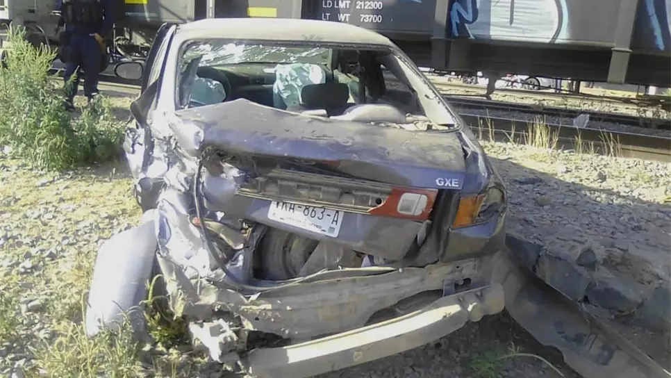 Tren embiste a vehículo en Guasave; conductor resulta con lesiones menores