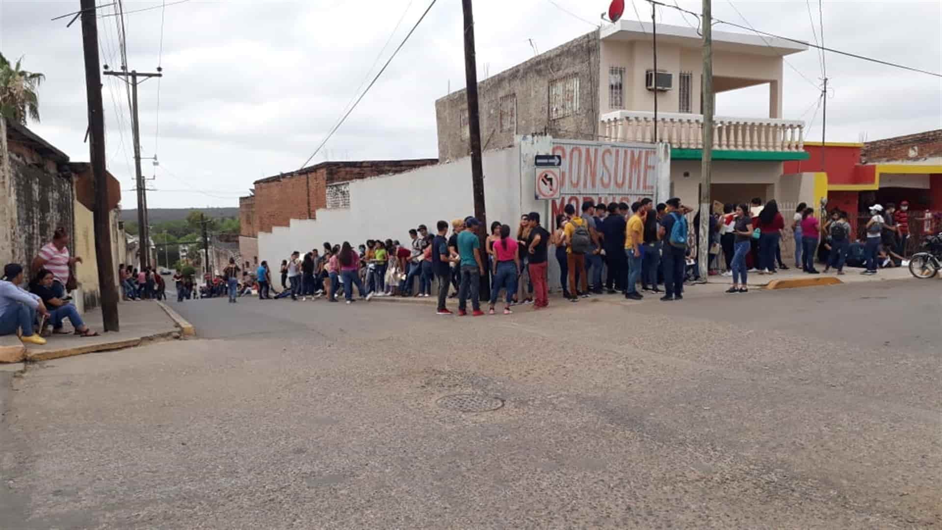 Pago de beca federal aglomera a más de 400 jóvenes en Sinaloa de Leyva
