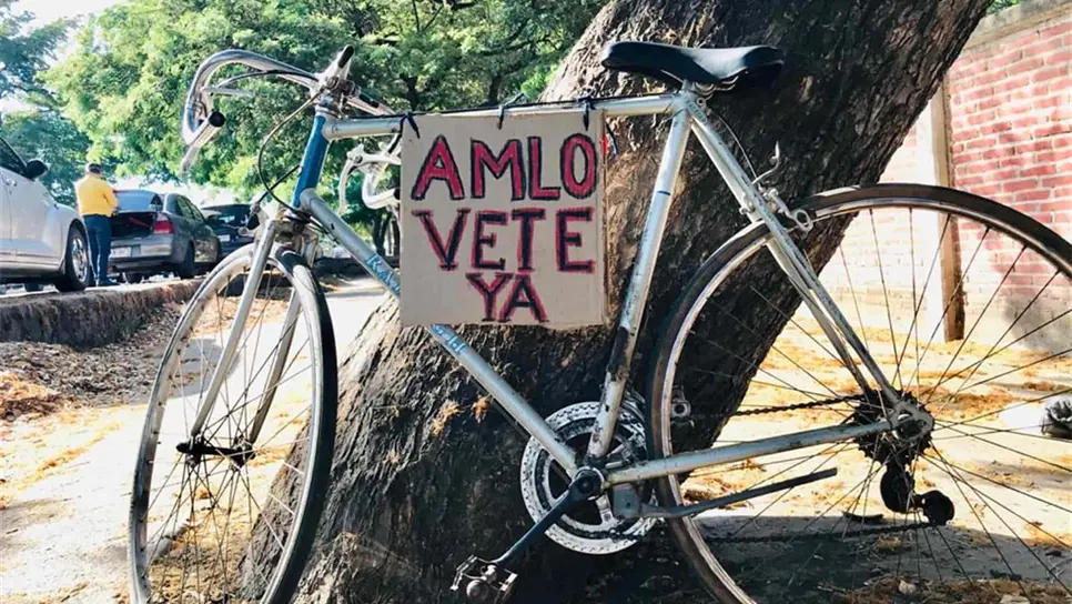 Hasta en bicicleta se manifiestan contra AMLO