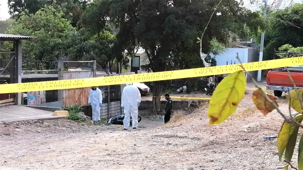 Asesinan con arma de fuego a motociclista al oriente de Culiacán